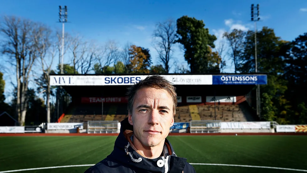 För tio år sedan, då bilden togs, var John Erlandsson kapten i Motala AIF:s A-lag. Erfarenheterna därifrån har han nu med sig när han kliver in i rollen som ledarcoach för klubbens ungdomslag. 