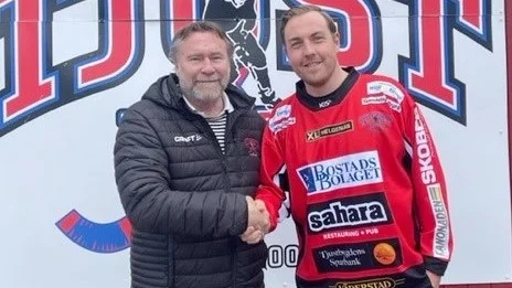 Tjust Bandys Claes Jungewall hälsar nyförvärvet Eric Lisell välkommen till klubben.