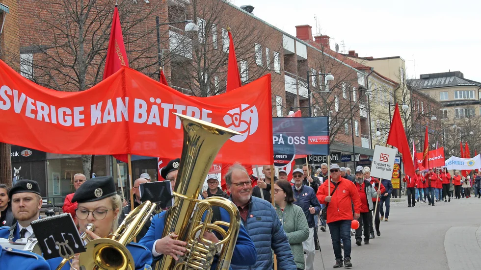 Ett knappt hundratal tågade med Socialdemokraterna och LO på första maj i Motala. I täten bakom blåsorkestern ses till höger lokalavdelningens ordförande, riksdagsman Johan Andersson.