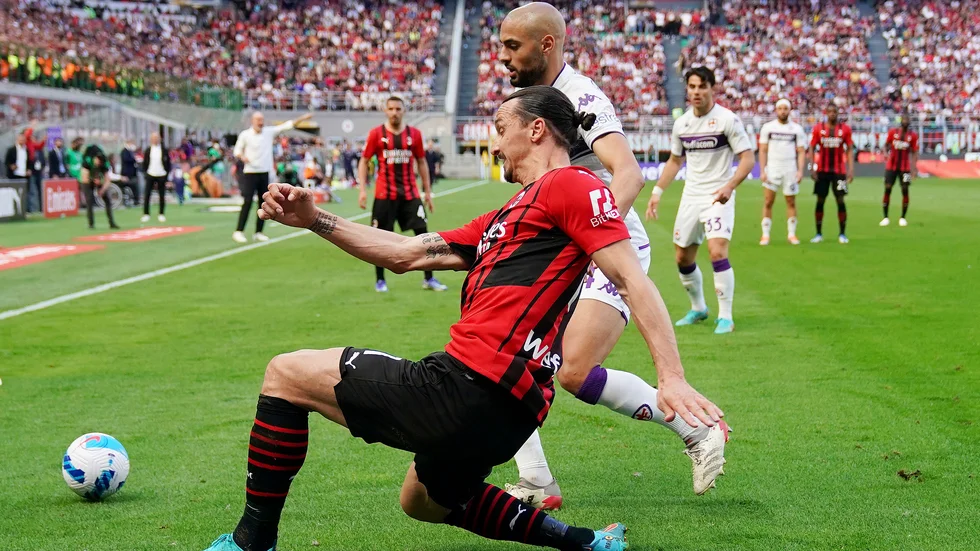 Milans Zlatan Ibrahimovic i duell med Fiorentinas Sofyan Amrabat. Milan vann matchen med 1–0 och håller undan för Inter i kampen om ligaguldet.