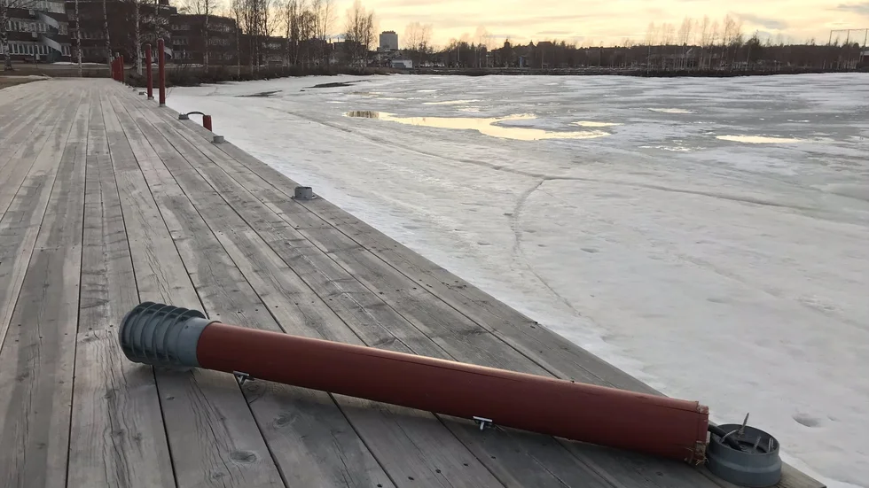 Insändarskribenten är förtvivlad över hur bryggan vid Strömbackastrand i Piteå har förstörts. Bland annat har belysningsstolpar välts ner.