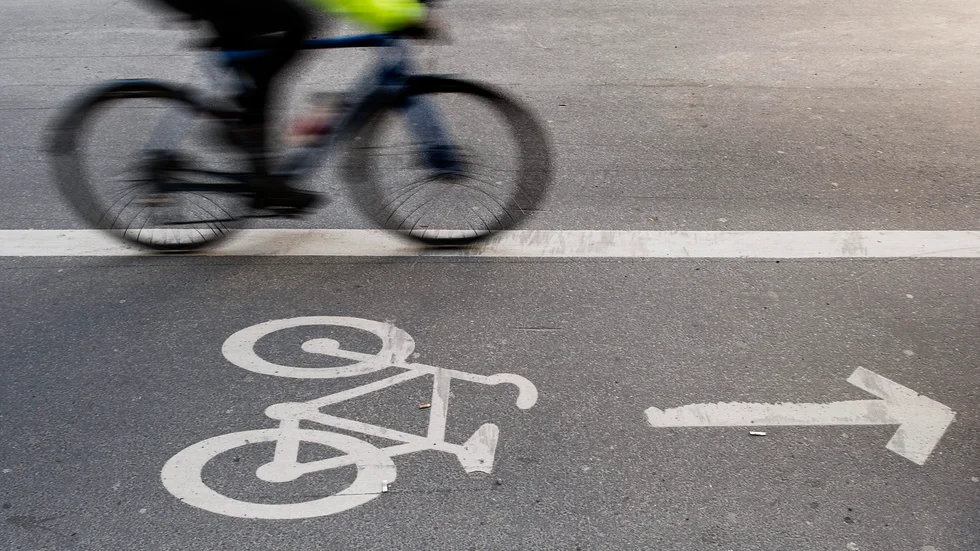 En cykelbana blir enkelriktad endast om skyltar anger det. Märkningen i asfalten pekar bara ut "lämplig" färdriktning.