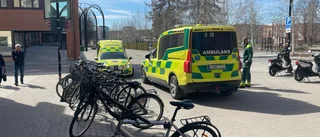 Permobil och personbil kolliderade i centrum – ambulans och polis till platsen