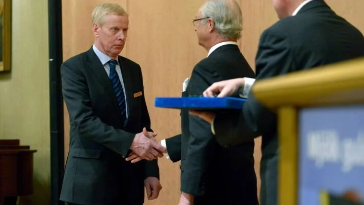 Bo Stenström från Bro Ytlings, Visby Arla Foods tar emot LRF Mjölks guldmedalj av kung Carl XVI Gustaf på Svenska Läkaresällskapet i Stockholm på måndagen.