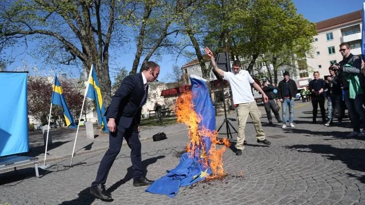Partiledaren Stefan Jacobsson bränner EU-flagga vid högerextrema Svenskarnas Partis demonstration i Jönköping första maj.