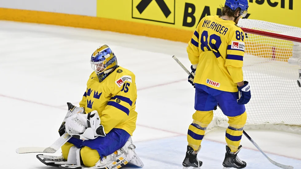 Linus Ullmark deppar efter att Sverige har åkt ur ishockey-VM.