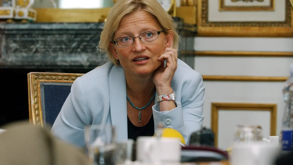 Anna Lindh tog initiativ 2003 att upprätta en internationell kommission om massförstörelsevapen, WMDC, med Hans Blix som ordförande, skriver Thomas Larsson som exempel på  svenska insatser för fred.