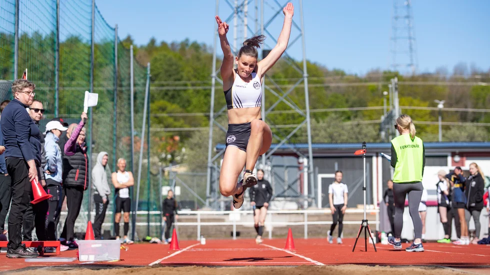 Emelina Wirebro gjorde sin bästa säsongpremiär någonsin när hon hoppade 11.71 i tresteg i Platen games. 