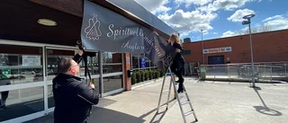 Spirituella mässan i Enköping inleds med magisk öppningsceremoni