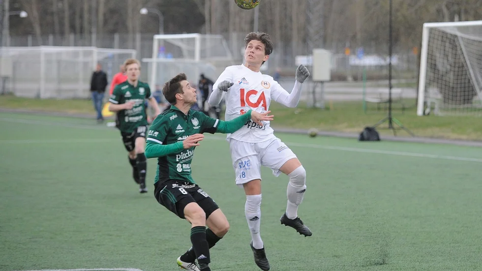 Dennis Lindén är den spelare som överraskat mest positivt på  Hargs BK-tränaren Robert Andersson så här långt.