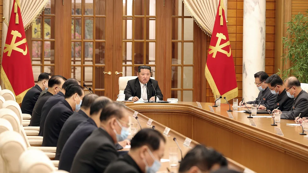 Nordkoreas ledare Kim Jong-Un under ett möte med det styrande kommunistpartiets centralkommitté i torsdags. Bild tillhandahållen av Nordkoreas kommunistparti.