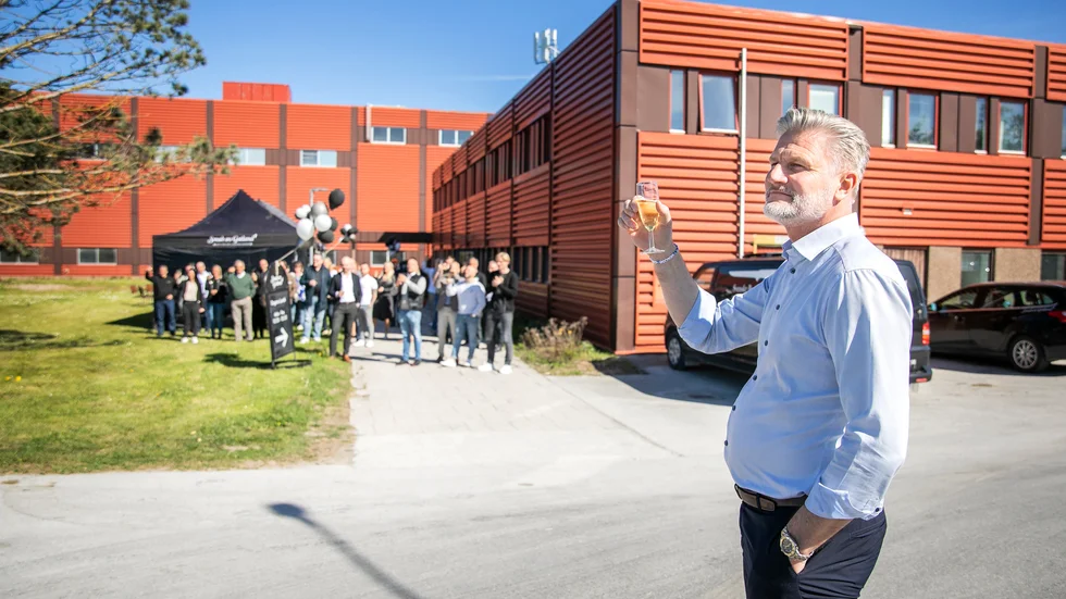 Till tonerna av trumpetfanfar hissades Protos flagga officiellt utanför slakteriet i Visby, där Thomas Östlund firade namnbytet tillsammans med inbjudna gäster.