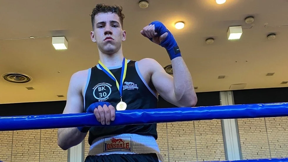 BK30:s elitboxare Pierre-Louis Mathevon vann en tuff match i Stockholm, en framgång för Motalakillen.