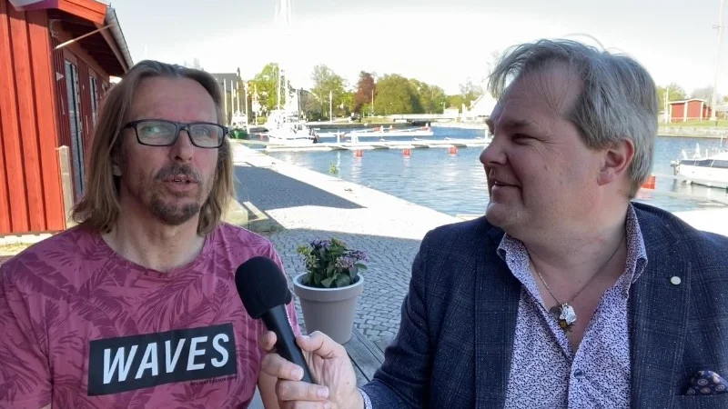 Speedway. Thomas Augustsson och Jens Bollius snackar upp tisdagens match i Motala mellan Piraterna och Rospiggarna.