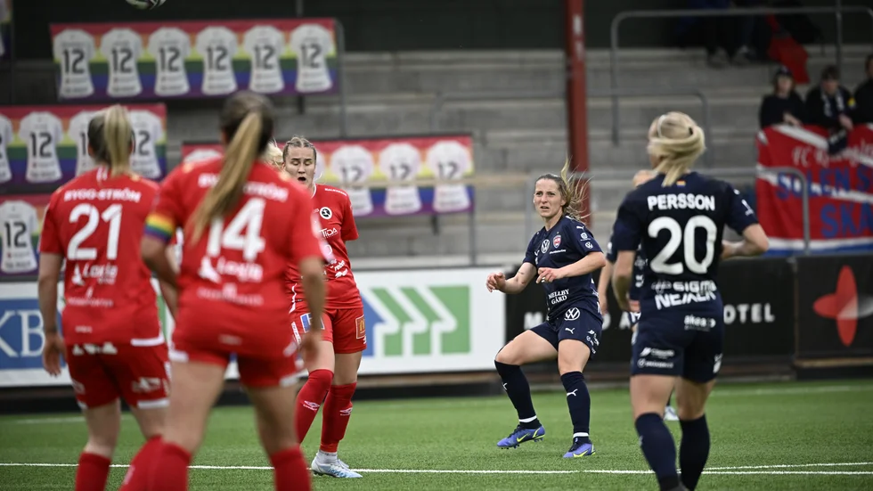 Rosengårds Jelena Cankovic avlossar sin vänsterfot utanför straffområdet och får till slut se bollen segla in fram till 2–0 hemma mot Kif Örebro.