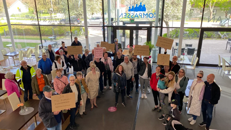 Ett 40-tal protesterande Bredsandsskogsbor mötte politikerna som på måndagskvällen för att delta i fullmäktigesammanträdet i Kompassen. 