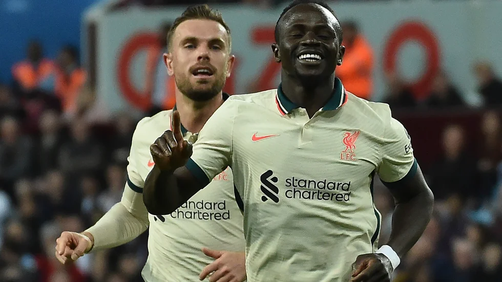 Sadio Mané, till höger, avgjorde för Liverpool borta mot Aston Villa.
