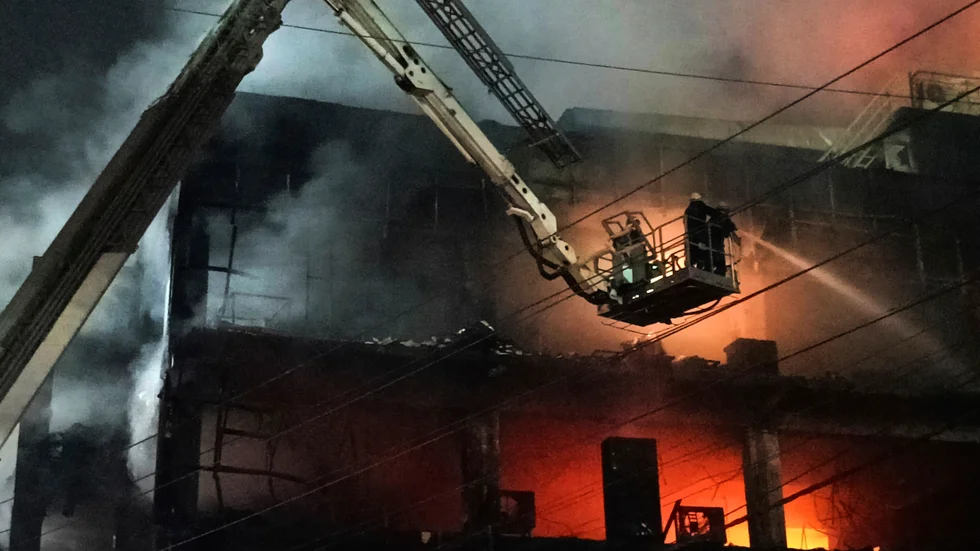 Brandmän bekämpar branden i ett fyravåningshus i New Delhi.