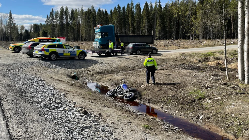 En person har skadats i en krock vid en infart till Långvikens grusgrop.