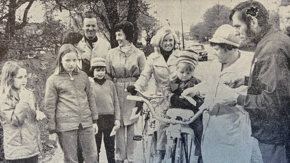 Korpenledaren Ingmar Ohrling, till höger, släpper i väg gångare och cyklister i samlad trupp. Från vänster: Pia Karlsson, Britt Marie Karlsson, Karin Nilsson, K-G Karlsson med Jan Nilsson framför, Barbro Karlsson, Ann-Cathrine Rinaldo, Annelie och Iris Haarala.