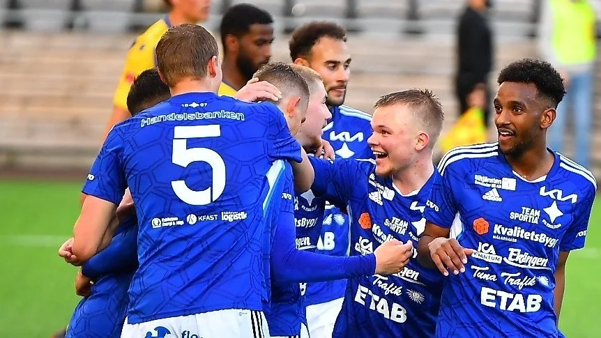 IFK Eskilstuna vann hemma mot Värmbol under onsdagskvällen. I röran gratuleras målskytten, VSK-lånet, Anders Hellblom.