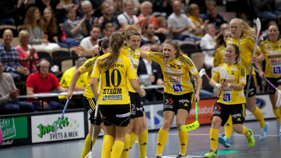 Måljubel. Endrespelarna jublar efter Anna Jakobssons kvittering till 5–5.