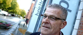 Väntat två månader på rätt tjänsteman