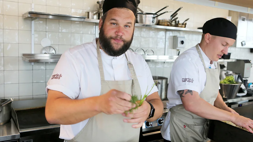 Dennis Lundin arbetar i köket på Tofta beach house tillsammans med Carl Damlin.