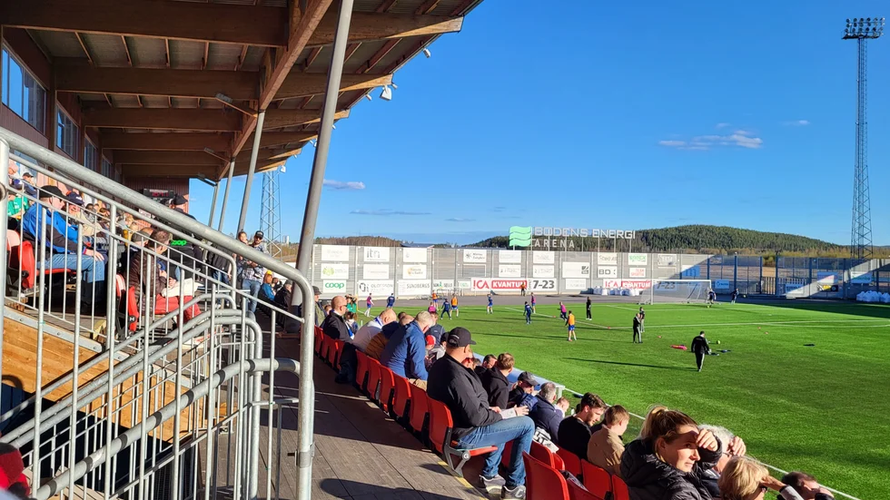 Fördel Boden. Förra  veckan var det fotbollsderby på Boden arena. Signatur Soffan var där och skickade in denna bild från evenemanget där Boden mötte Luleå och vann med 2-0.