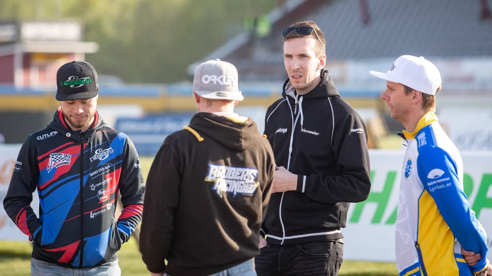 Alexander Liljekvist, utan keps, får göra hemmadebut för Piraterna i derbyt mot Indianerna. Här ses han ihop med Jonas Seifert och Rasmus Broberg samt lagledare Daniel Davidsson inför bortamatchen mot Smederna. 