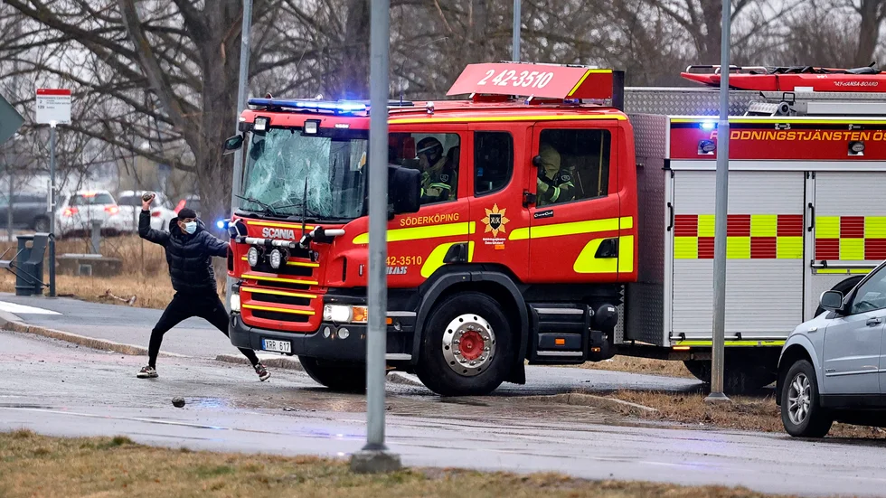 Polisen fick inte bara stenar, utan också molotovcocktails, kastade mot sig under påskupploppen.