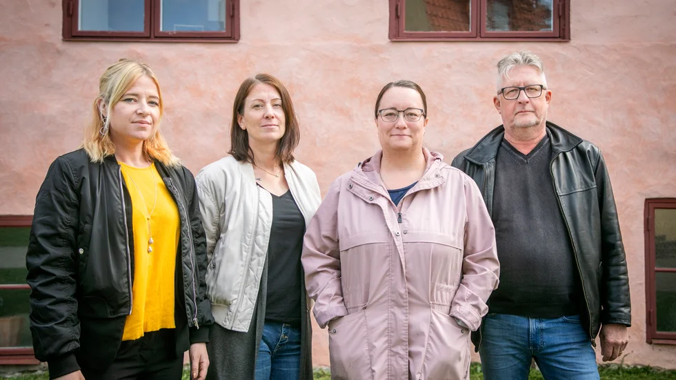 Kollegorna på Gotlands hemtjänster förvånas över att frågan om den otillräckliga bemanningen blivit så pass normaliserad. "Vården har alltid ont om personal men nu, när läget är mer akut än någonsin, är frågan så vanlig att ingen höjer ett ögonbryn", säger Marie Hurtig, i gul tröja. Bredvid henne står Karolina Ekman, Ida Stenström och Tomas Jönsson.
