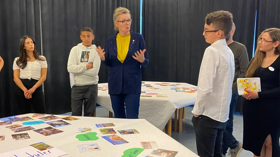 Emil Palsten, till höger, hade mycket att prata om med Lina Axelsson Kihlblom, skolminister. Bland annat om skolan ska förstatligas. 