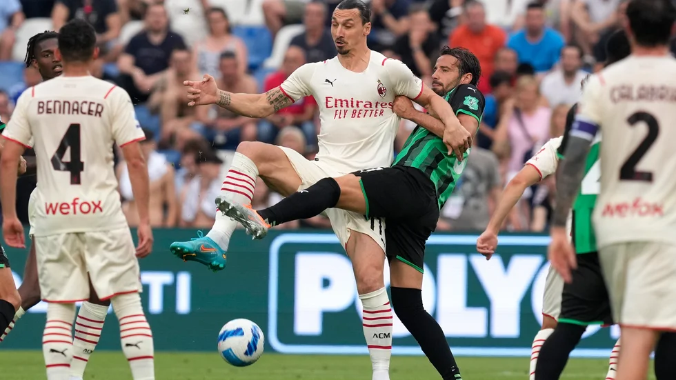 Zlatan Ibrahimovic, i mitten, under söndagens avslutande ligamatch borta mot Sassuolo. 3–0-segern innebar att Milan säkrade Serie A-titeln.