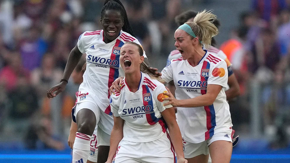 Lyon är tillbaka på den europeiska fotbollstronen. Här firar spelarna Amandine Henrys 1–0-mål i Champions League-finalen mot Barcelona, som Lyon vann med 3–1.