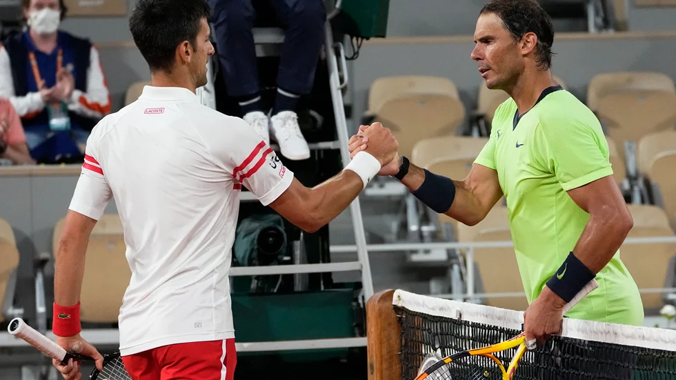 Novak Djokovic och Rafael Nadal i förra årets semifinal i Franska mästerskapen, där Djokovic vann med 3–1 i set. Arkivbild.