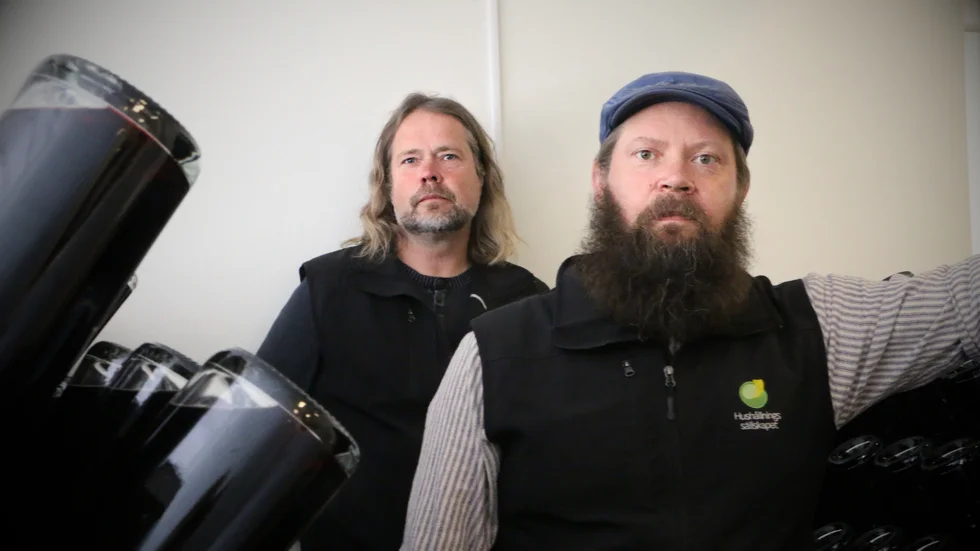 Håkan Landström och Pelle Johansson är tillverkarna bakom vinet. Ett framtida mål de har är att skapa en alkoholfri variant.
