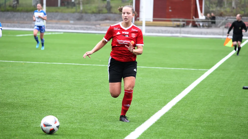 Inför den andra halvleken genomförde Joakim Krüger ett offensivt byte. In kom målfarliga Jennifer Ilhammar - men bytet lyckades inte höja bortalagets spel nämnvärt.