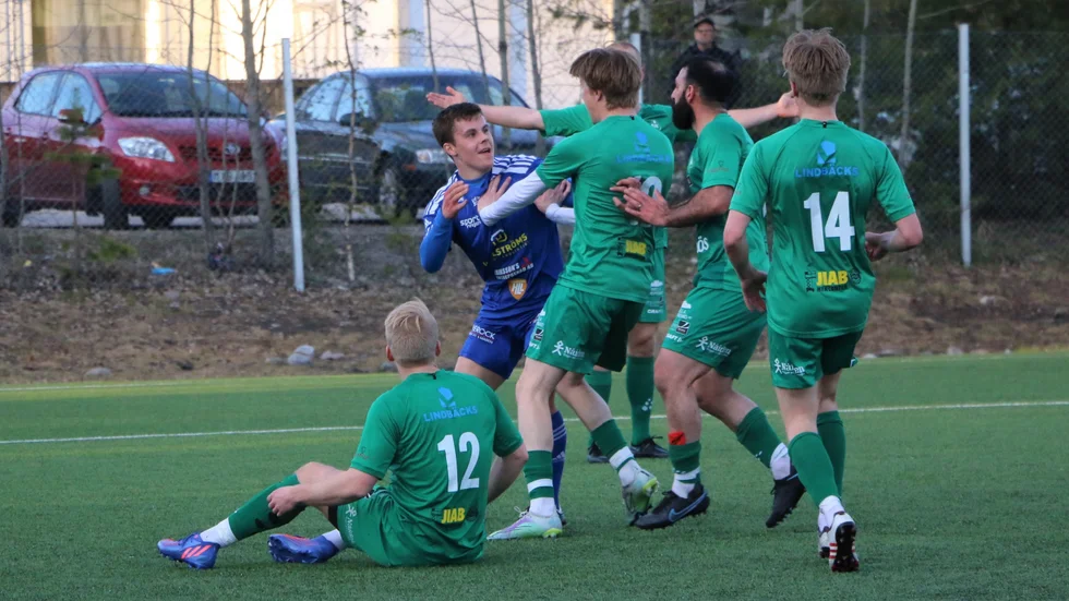 Det hettade till rejält i slutminuterna och domaren Eva Svärdsudd delade ut två röda och ett gult kort efter handgemänget. 