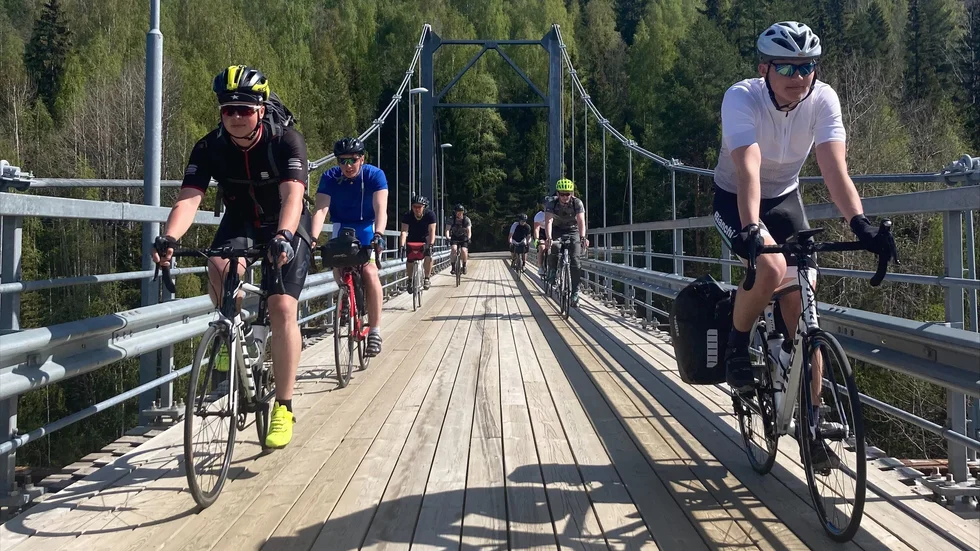 Efter problem med en fälg tvingades gruppen till en omväg. Det var dock inget som bekom dem eftersom vägen längs Ångermanälven hittills var resans vackraste enligt cyklisterna.