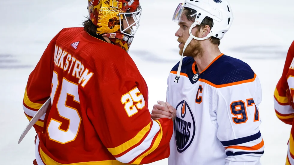 Jacob Markström och Connor McDavid tackar varandra efter att Edmonton slagit ut Calgary i "Slaget om Alberta".