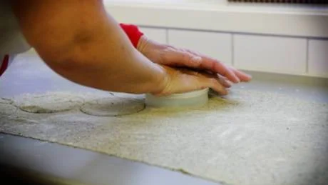 Runt. Ise Ljungqvist tar hjälp av ett tupperwarelock för att få till de runda formerna.