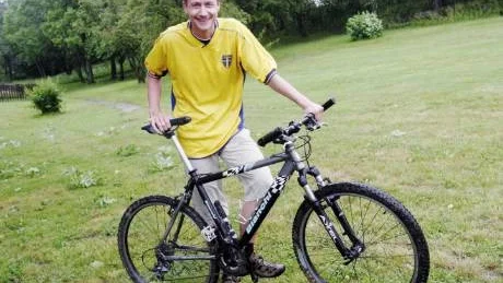 Trampar söderut. Mathias Buskas ger sig ut på en rejäl cykeltur i september. Han ska till fotbolls-VM i Sydafrika och räknar med att vara framme till sommaren 2010