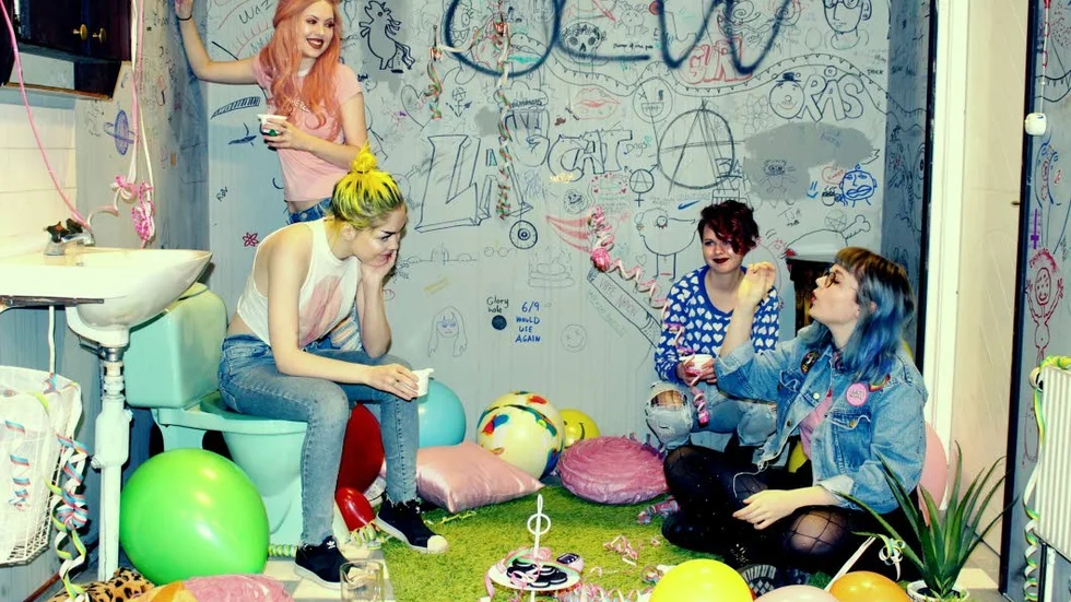 Turné. Från vänster Felicia Godman, Ninia Vierth, Julia Tengelin och Alma Dahlström i Moonshine Lemonade.
