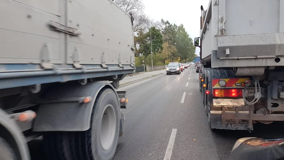 Mycket tung trafik tvingas ta en omväg genom stan när trafiken stoppas upp under veckans beläggningsarbeten i Visby.