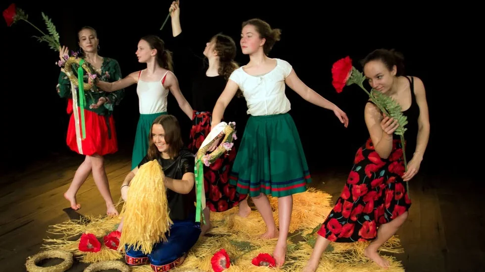 Dans. Medverkar gör Evelina Lavergren, Mira Hansson, Gabriella Båge, Ella Walters, Tuva Kalhbom och Jessica Castillo.