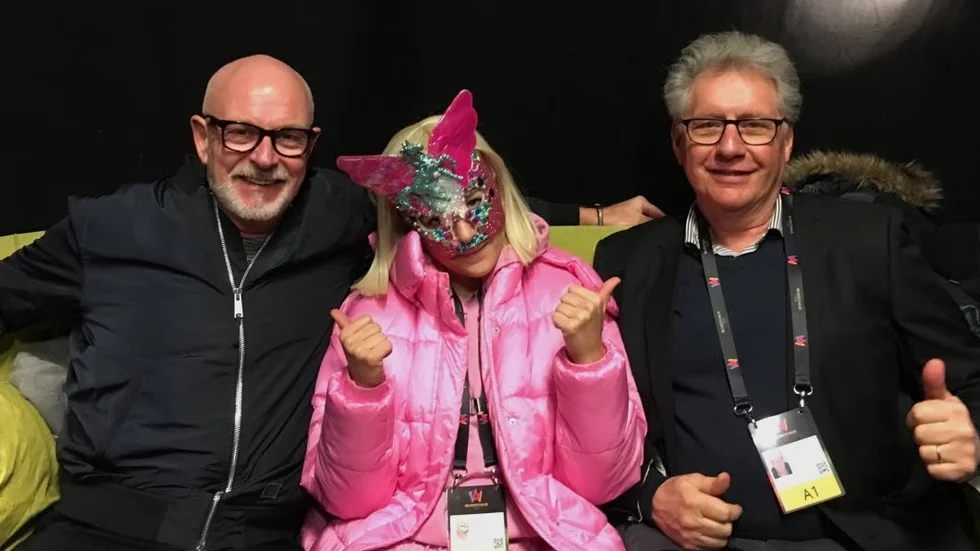 Danne Attlerud tar förlusten i Melodifestivalen med ro. "Här är det ändå glada miner", skrev han på facebook efter tävlingens slut.