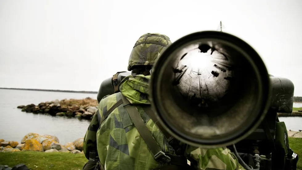 Tungmetallrester. Avfyrningar och explosioner lämnar tungmetallrester i naturen. Bättre analyser från Försvarsmakten behövs, menar miljöprofessor.