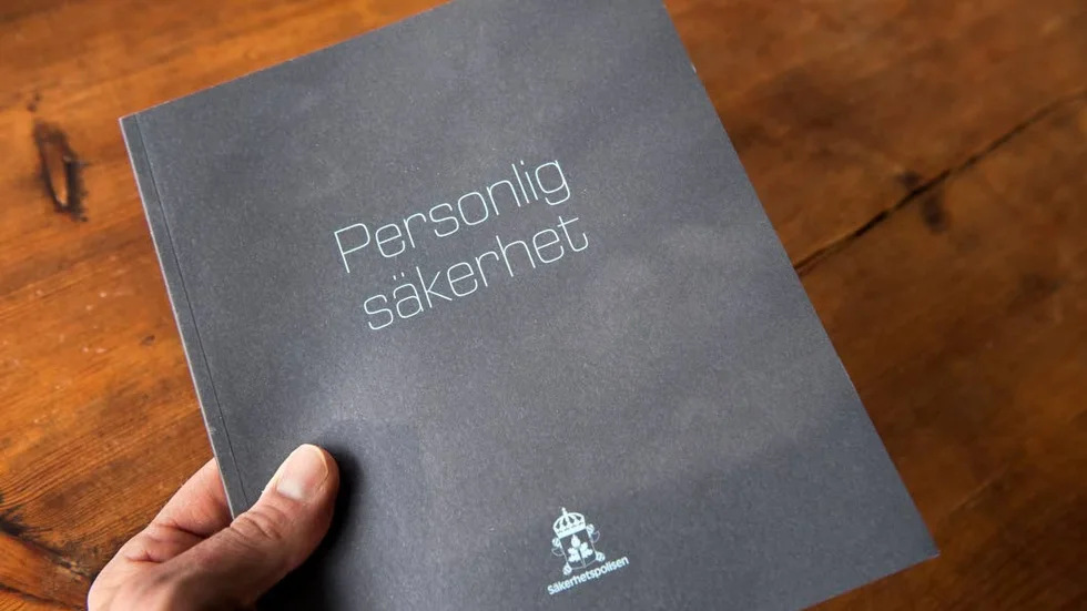 Säpo har skickat handboken till landets alla förtreoendevalda.