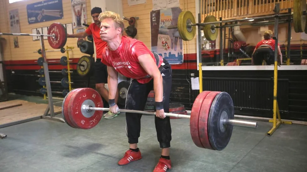 Oskar Stillman tränar tunga lyft inför SM